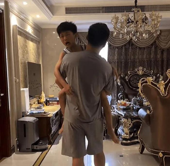 Vợ bỏ về nhà mẹ đẻ, chồng suy sụp sau một ngày chăm con-2