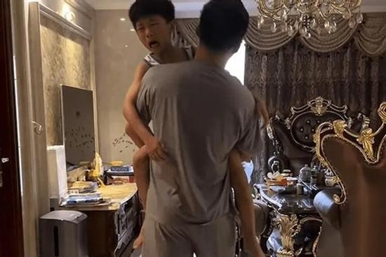 Vợ bỏ về nhà mẹ đẻ, chồng suy sụp sau một ngày chăm con