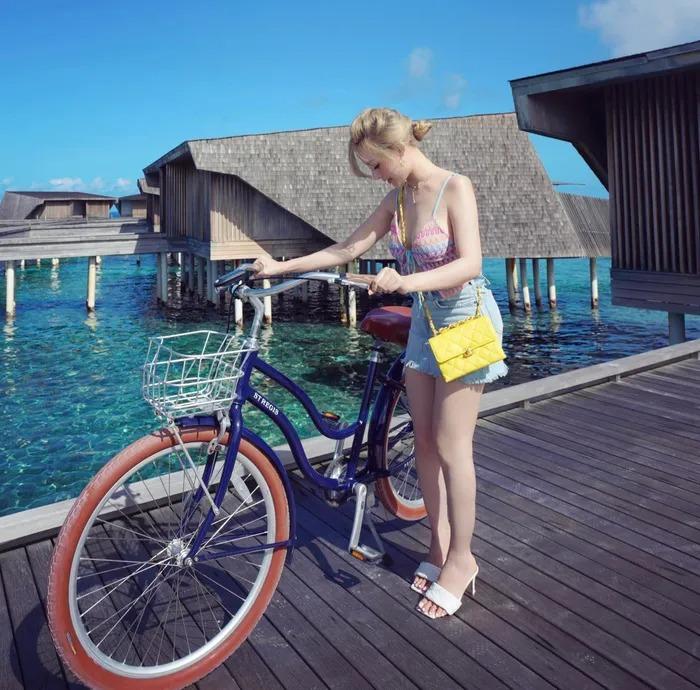 Huyền Baby, Trâm Anh mặc phá cách, quần siêu bó khi đạp xe-2