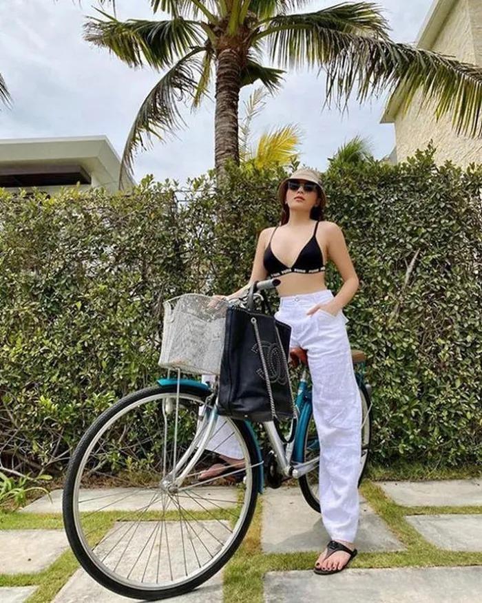 Huyền Baby, Trâm Anh mặc phá cách, quần siêu bó khi đạp xe-3