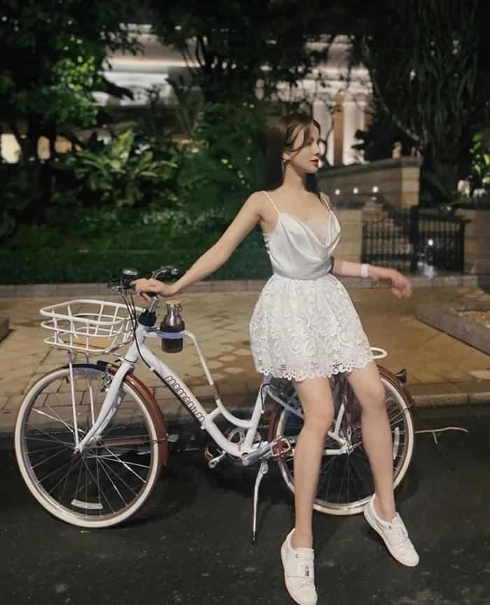 Huyền Baby, Trâm Anh mặc phá cách, quần siêu bó khi đạp xe-5