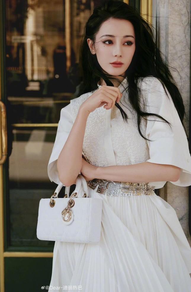 Địch Lệ Nhiệt Ba trở thành biểu tượng thời trang toàn cầu-1