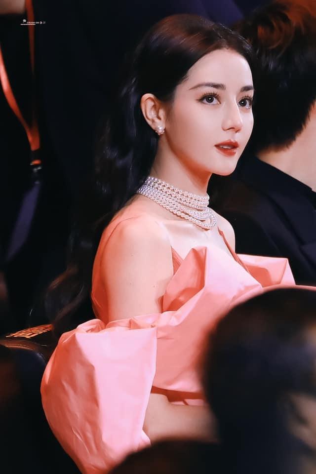 Địch Lệ Nhiệt Ba trở thành biểu tượng thời trang toàn cầu-3