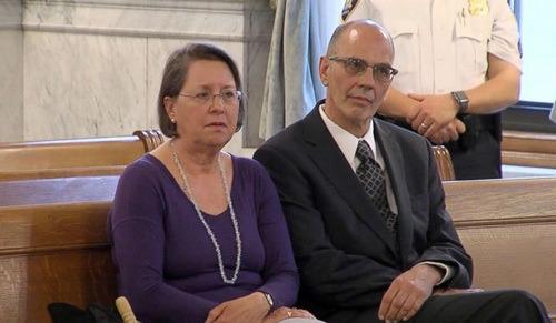 Chuyện lạ: Bố mẹ phải đâm đơn kiện con ra tòa vì lớn rồi vẫn ăn bám, không chịu tự lập-2