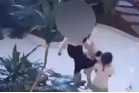 Bồi bàn bị mất việc, phạt tiền vì ngăn bà mẹ dùng ghế đánh con, dân mạng phẫn nộ