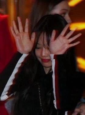 Gia đình bạn trai tỷ phú và Jennie đến xem Lisa (BlackPink) nhảy thoát y đêm cuối-3