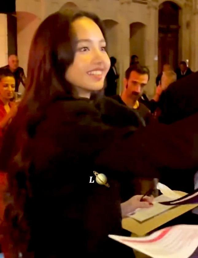 Gia đình bạn trai tỷ phú và Jennie đến xem Lisa (BlackPink) nhảy thoát y đêm cuối-1