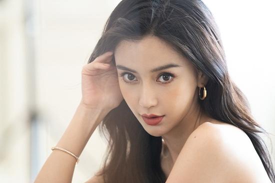 Rộ tin Angelababy bị Đài truyền hình trung ương cấm sóng vì xem Lisa biểu biễn