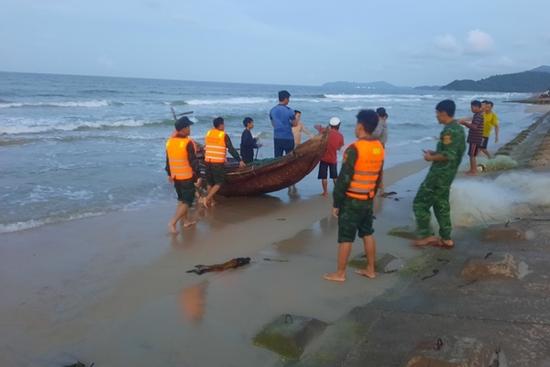 Đi tắm biển, 2 học sinh bị sóng cuốn mất tích