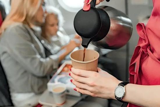 Bị tiếp viên làm đổ cà phê lên người, hành khách bỏng nặng, đau đớn suốt 2h bay