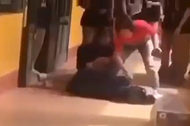 Vụ nữ sinh quỳ khóc ở cửa lớp, điều chuyển cô giáo chủ nhiệm-1