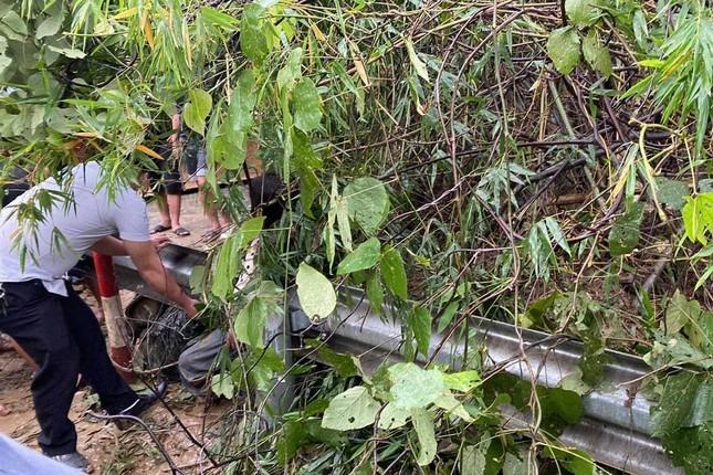 Trao quà hỗ trợ hai cô giáo bị đất đá vùi lấp trên đường đi dạy về-2