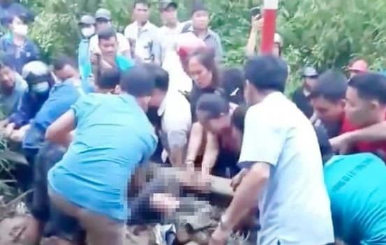 Trao quà hỗ trợ hai cô giáo bị đất đá vùi lấp trên đường đi dạy về-3