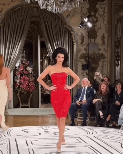 Kendall Jenner diện váy gắn móng giả của Schiaparelli gây bão tại Paris Fashion Week-1
