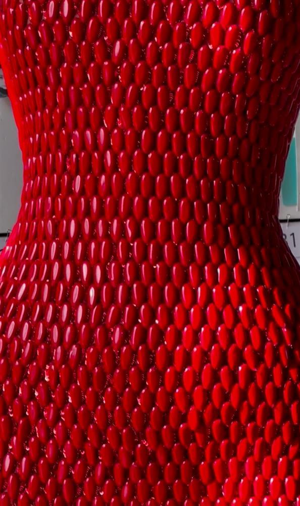 Kendall Jenner diện váy gắn móng giả của Schiaparelli gây bão tại Paris Fashion Week-3