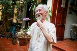 'Ông nội khắc khổ nhất' màn ảnh Việt: Đời thực viên mãn, tuổi U90 sống bình yên bên vợ kém 14 tuổi