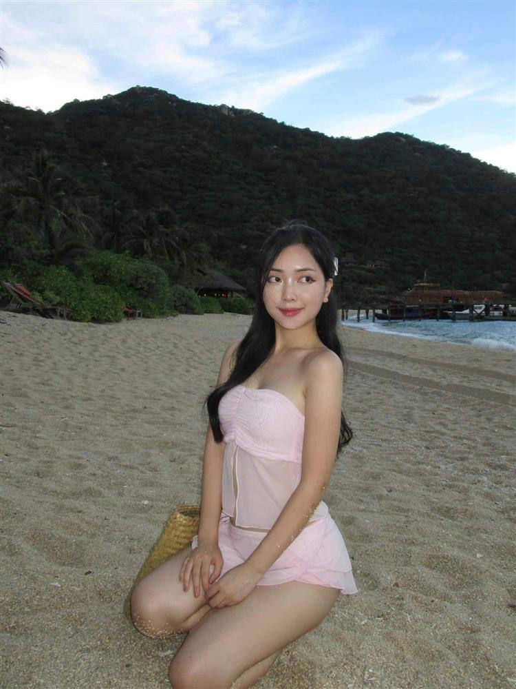 Vợ tiền đạo Hà Đức Chinh sắc vóc như hoa nở rộ, ngày càng đẹp mặn mà sau kết hôn-1