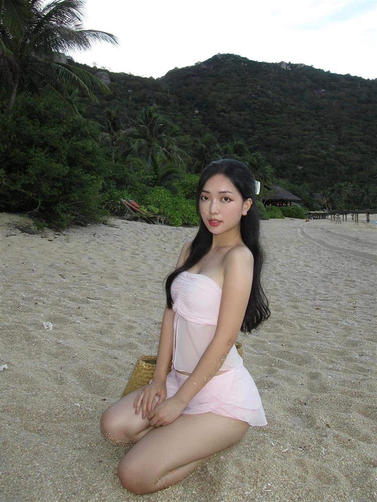 Vợ tiền đạo Hà Đức Chinh sắc vóc như hoa nở rộ, ngày càng đẹp mặn mà sau kết hôn-3