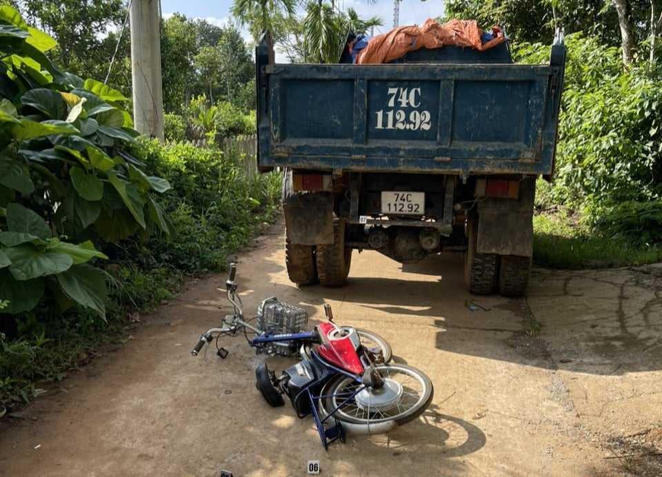 Nữ sinh lớp 6 ở Quảng Trị tử vong khi va chạm với xe tải-1