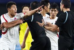 Cầu thủ Triều Tiên quây chặt trọng tài sau trận đấu tranh cãi với Nhật Bản
