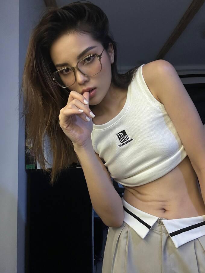 Kỳ Duyên vén áo, thả rông vòng một gây tranh cãi-3