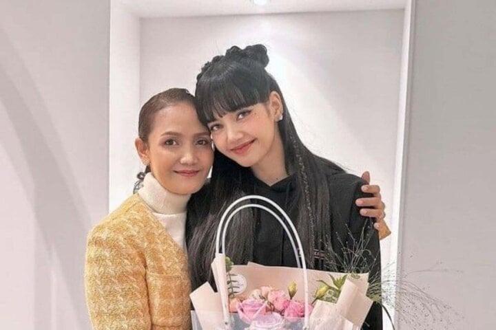 Lisa (BlackPink) biểu diễn tại quán rượu khoả thân, mẹ ruột gánh hậu quả-1