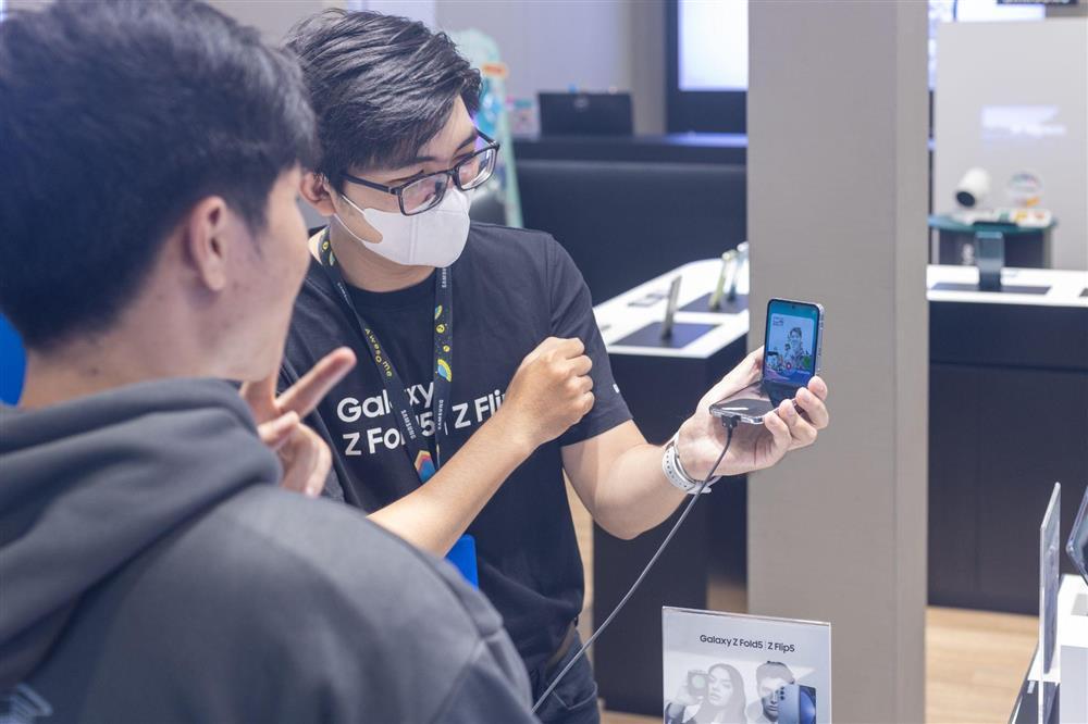 Người trẻ thích thú với cuộc thi của Samsung ở các Cửa hàng trải nghiệm-1