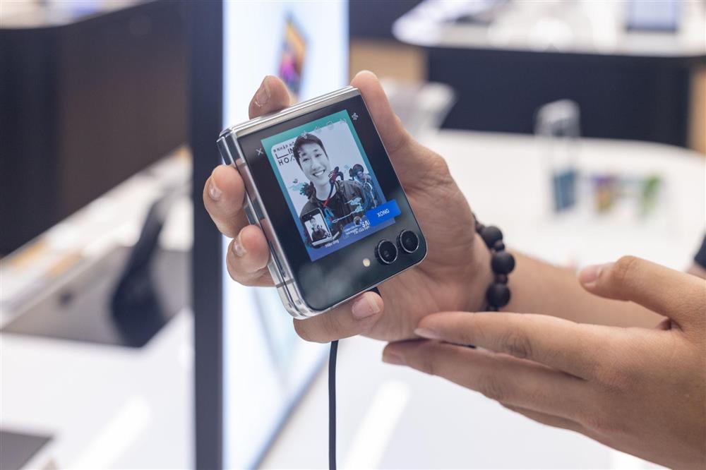 Người trẻ thích thú với cuộc thi của Samsung ở các Cửa hàng trải nghiệm-3