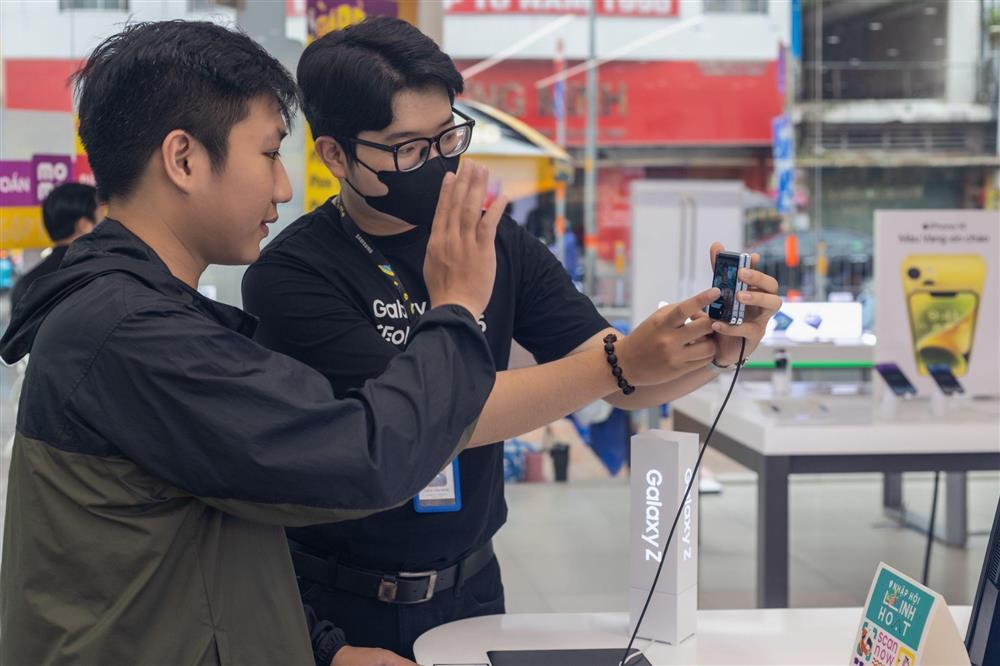 Người trẻ thích thú với cuộc thi của Samsung ở các Cửa hàng trải nghiệm-4