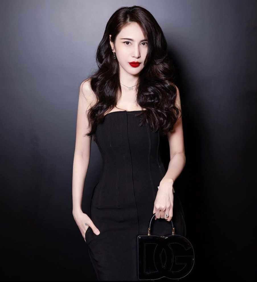 Thủy Tiên lộ vẻ ngoài hoàn toàn lạ lẫm, làn da trắng sứ như Bạch Tuyết đời thật-1