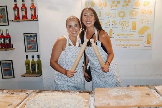 Quá cô đơn, Gen Z sẵn sàng chi vài chục triệu đồng mỗi tháng để kết bạn