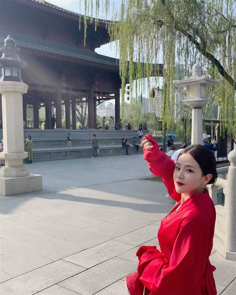 Phong cách đậm mùi tiền sang chảnh của em chồng Đông Nhi-2