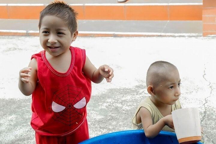 Xót xa gia cảnh hai anh em bị hội chứng người lùn đầu chim ở Thái Bình-2