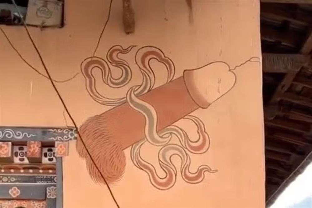 Du khách sốc khi đến ngôi làng với hình của quý xuất hiện khắp nơi-1