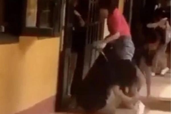 Vụ nữ sinh quỳ khóc trước cửa lớp: Thực hư thông tin kỷ luật học sinh-2