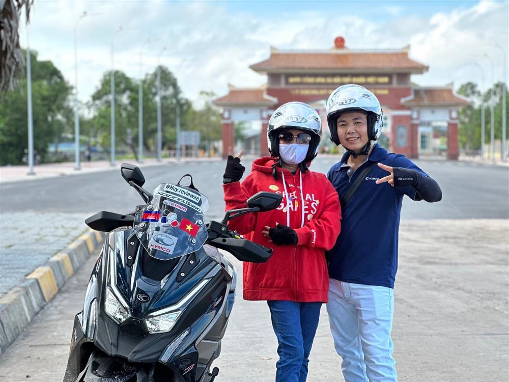 Chàng trai TP.HCM đưa mẹ đi phượt 1.000km, đến Campuchia bằng xe máy-1