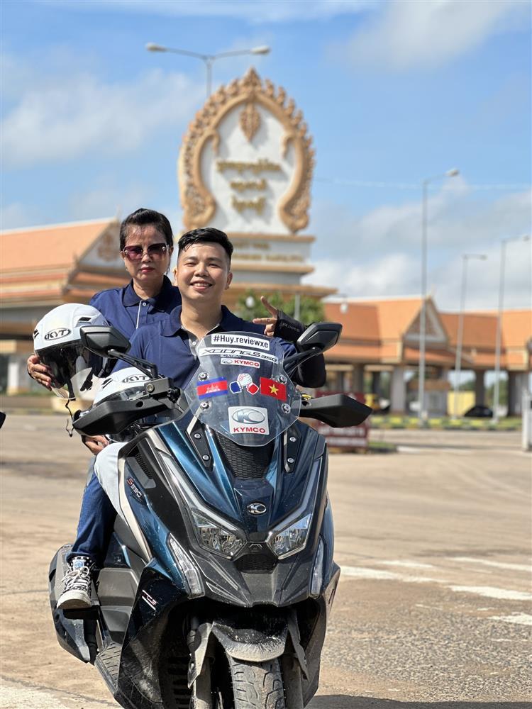 Chàng trai TP.HCM đưa mẹ đi phượt 1.000km, đến Campuchia bằng xe máy-3