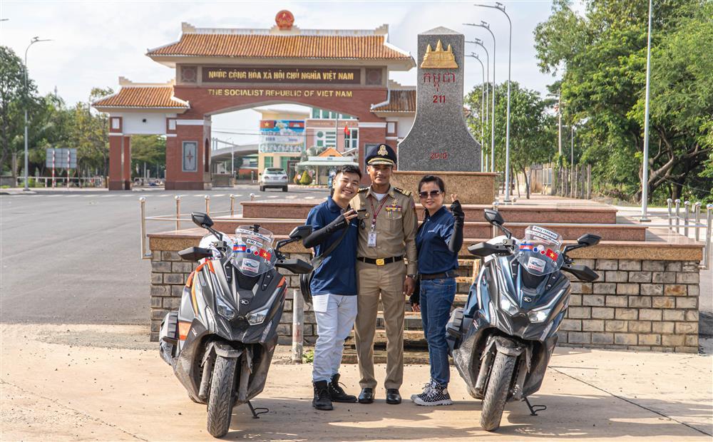 Chàng trai TP.HCM đưa mẹ đi phượt 1.000km, đến Campuchia bằng xe máy-5