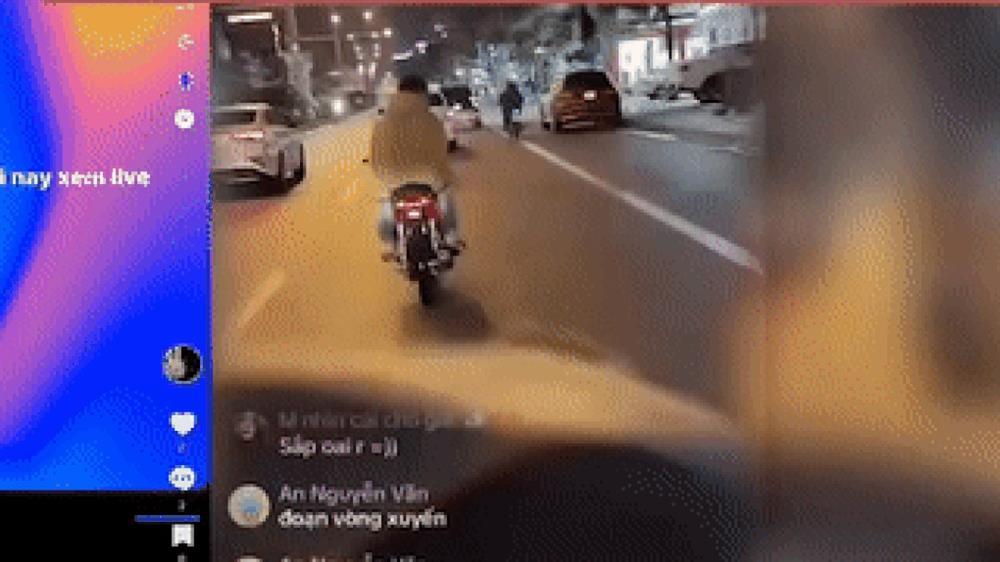 Nhóm quái xế đi xe lạng lách trong đêm, phát trực tiếp lên TikTok-2