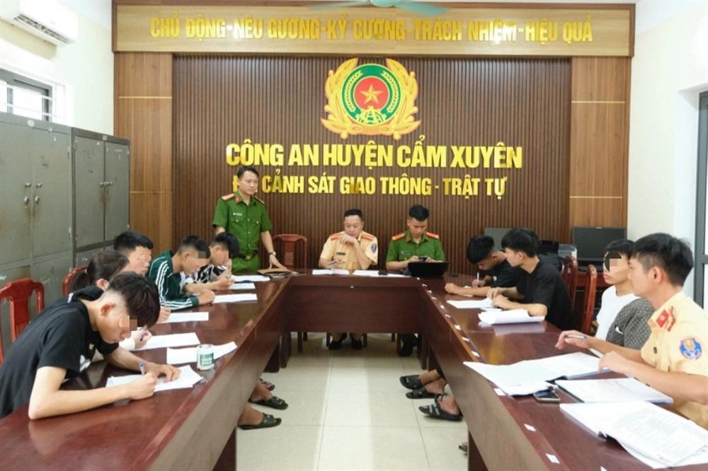 Nhóm quái xế đi xe lạng lách trong đêm, phát trực tiếp lên TikTok-1