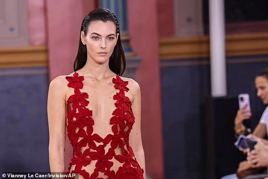 Tình mới của Leonardo DiCaprio gây choáng sàn trình diễn-1