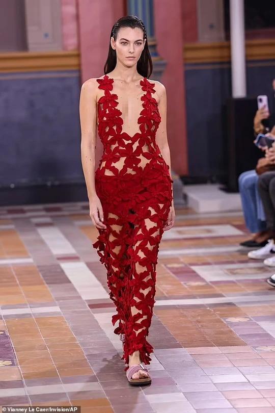 Tình mới của Leonardo DiCaprio gây choáng sàn trình diễn-3