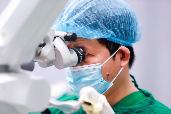 Nữ DJ cầu cứu bác sĩ vì mông bị toác rộng sau đặt túi độn