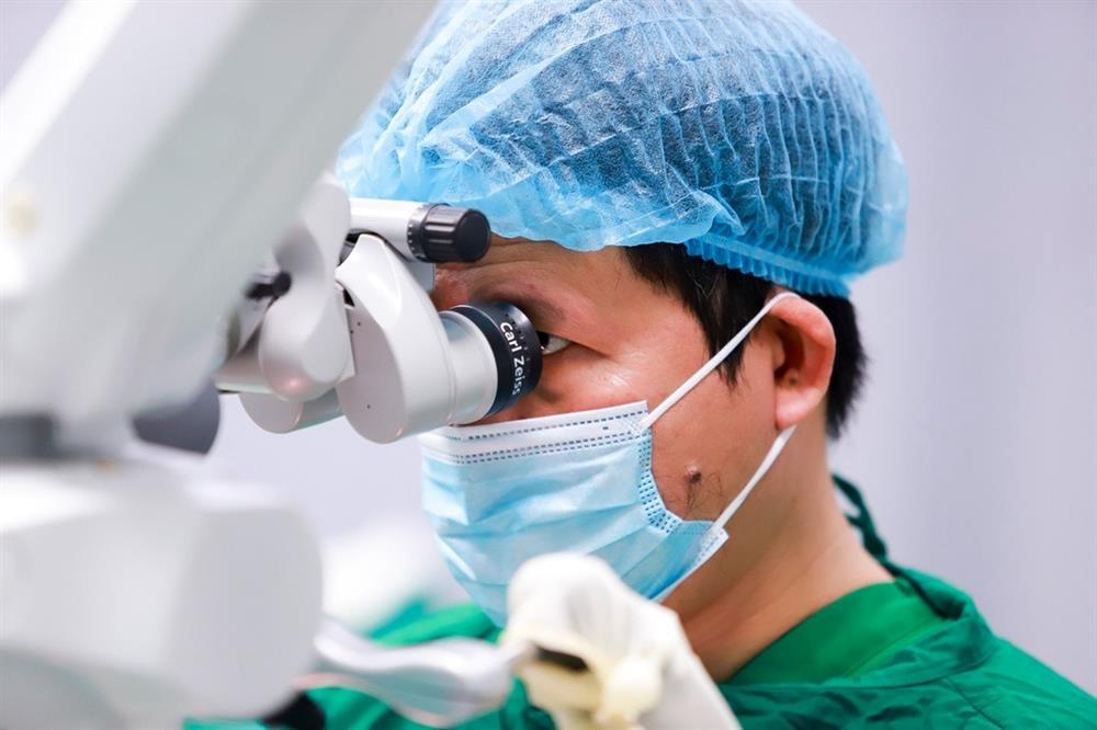 Nữ DJ cầu cứu bác sĩ vì mông bị toác rộng sau đặt túi độn-1