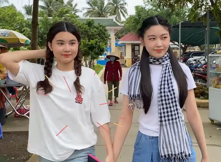 Đến thăm ba ở trường quay, 2 con gái của MC Quyền Linh lập tức gây sốt-1