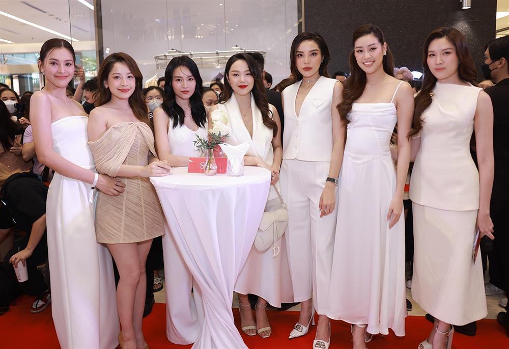 Chi Pu mở quán phở ở Thượng Hải, tự bưng bê, giá cả thế nào mà gây tranh cãi?-1