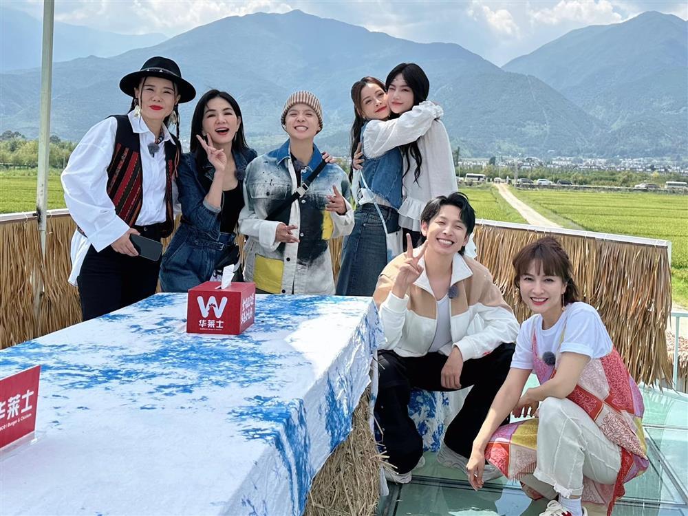 Chi Pu mở quán phở ở Thượng Hải, tự bưng bê, giá cả thế nào mà gây tranh cãi?-3