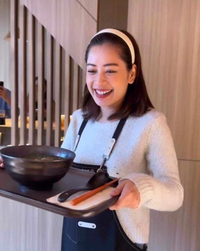 Chi Pu mở quán phở ở Thượng Hải, tự bưng bê, giá cả thế nào mà gây tranh cãi?-4