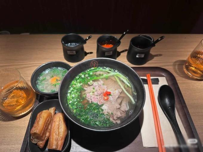 Chi Pu mở quán phở ở Thượng Hải, tự bưng bê, giá cả thế nào mà gây tranh cãi?-5