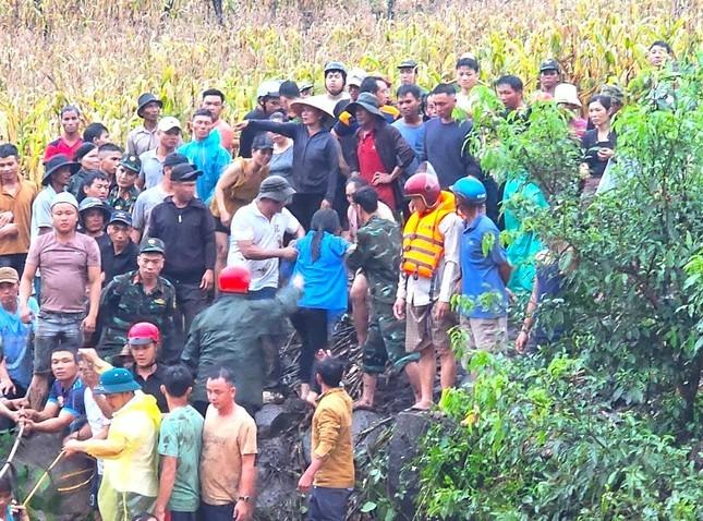 Cả trăm người cứu 4 em nhỏ mắc kẹt giữa dòng nước lũ-3